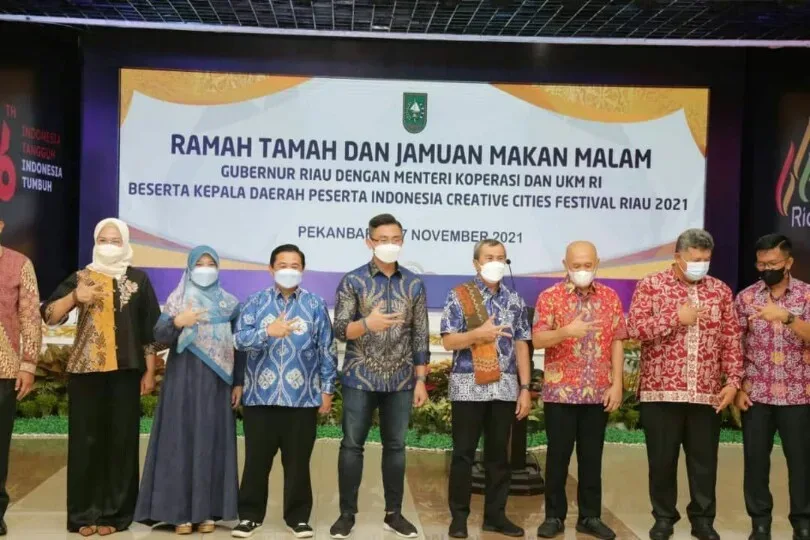 Wakil Gubernur Banten Andika Hazrumy (ditengah) bersama para pejabat yang hadir di acara Indonesia Creative Cities Network (ICCN) dalam ajang Indonesia Creative Cities Festival (ICCF) 2021 di Pekanbaru, Riau.