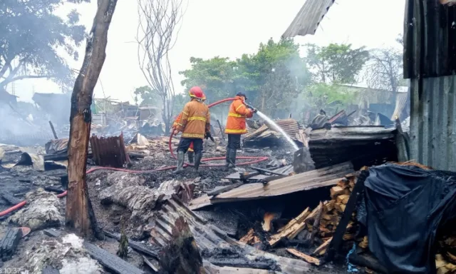 Kebakaran Lapak Tak Berizin di Kavling DPR, Rumah Warga Ikut Terbakar