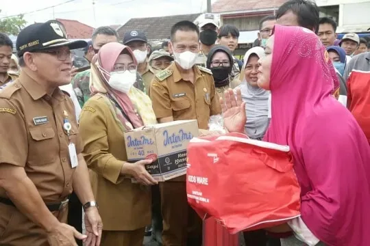 Pj Sekretaris Daerah Pandeglang Taufik Hidayat bersama Kadis Sosial Nuriah dan Kadis Kesehatan Raden Dewi Setiani beserta rombongannya saat memberikan bantuan ke masyarakat yang terdampak banjir rob di Kecamatan Labuan.