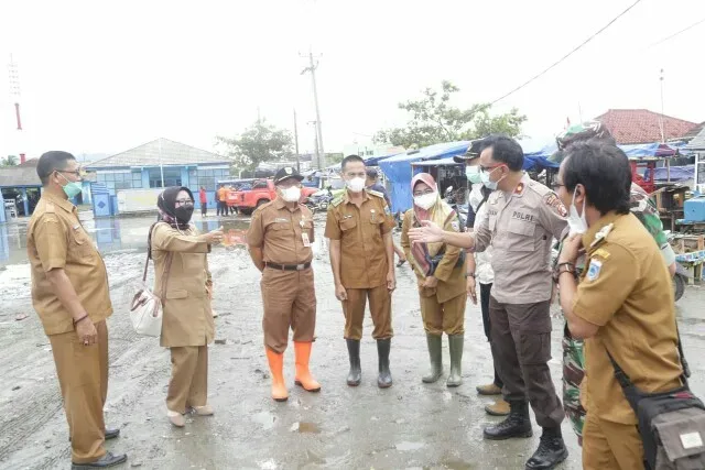 Pj Sekretaris Daerah Pandeglang Taufik Hidayat bersama Kadis Sosial Nuriah dan Kadis Kesehatan Raden Dewi Setiani beserta rombongannya saat meninjau masyarakat yang terdampak banjir rob di Kecamatan Labuan.