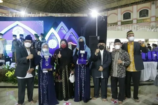 Bupati Pandeglang Irna Narulita bersama kafilah MTQ.