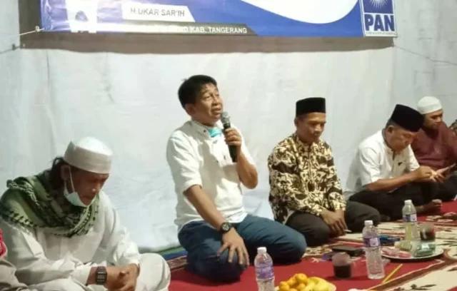 Ukar Sar'ih Anggota DPRD Kabupaten Tangerang saat memberikan sambutannya di kegiatan reses bersama warga.