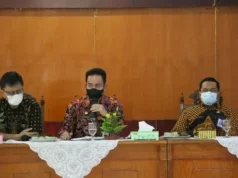 Asisten Daerah (Asda) I Bidang Administrasi Pemerintahan dan Kesra Kabupaten Serang, Nanang Supriatna saat memimpin rapat evaluasi vaksinasi bersama para camat, kepala puskesmas dan kepala desa (kades) di Aula Tb Suwandi.