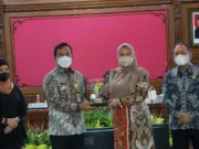 Bupati Pandeglang Irna Narulita saat bersama Bupati Kabupaten Batang Wihaji di Pendopo Kauman Pemkab Batang di Kawasan Industri Terintegrasi Batang (KITB).