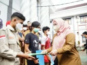 Bupati  Pandeglang Irna Narulita saat memberikan hadiah kepada para atlet berprestasi.