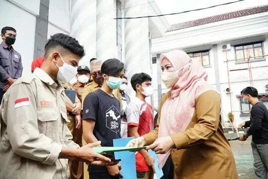 Bupati  Pandeglang Irna Narulita saat memberikan hadiah kepada para atlet berprestasi.