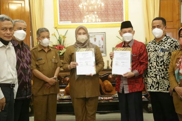 Bupati Pandeglang Irna Narulita bersama Rektor Unma Banten Prof Sibli Sarjaya usai panandatangan MoU Kerjasama.