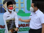 Raih Penghargaan KPK, Wali Kota Tangerang Ganjar Beasiswa Bagi Operator Sekolah