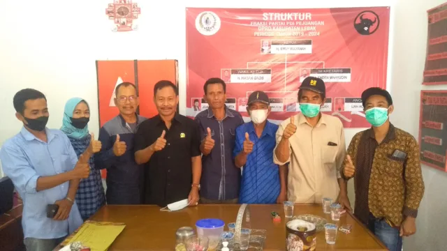 Puluhan Warga Desa Margatirta datangi Ketua Komisi I DPRD Kabupaten Lebak.