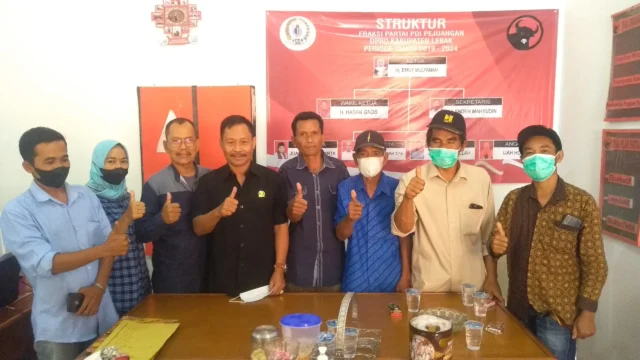 Puluhan Warga Desa Margatirta datangi Ketua Komisi I DPRD Kabupaten Lebak.