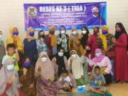 Hj Aida Hubaedah SE, MM Anggota DPRD Kabupaten Tangerang Fraksi Partai Demokrat saat bersama warga.