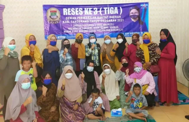 Hj Aida Hubaedah SE, MM Anggota DPRD Kabupaten Tangerang Fraksi Partai Demokrat saat bersama warga.