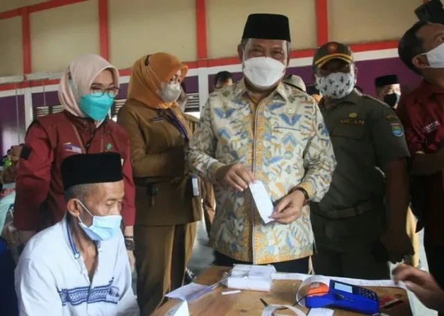 Anggota Komisi VIII DPR RI, Muhammad Rizal saat mendampingi warga yang menerima bantuan program Kementerian Sosial di Kecamatan Curug.