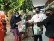 Ketua Yayasan Padepokan Kebangsaan Karang Tumaritis, Abraham Garuda Laksono saat membagikan paket sembako ke masyarakat.