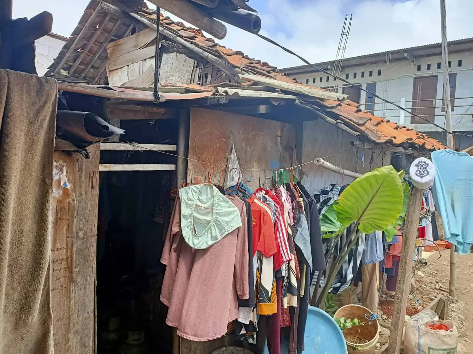 Kades Kosambi Timur Prioritaskan Bangun Rumah Layak Huni dan Guru Ngaji Umroh