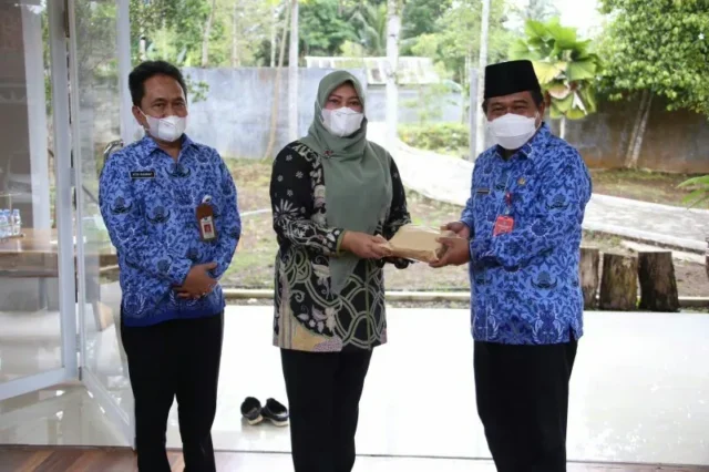 Pelaksana Tugas (Plt.) Sekretaris Jenderal (Sekjen) Kemendagri Suhajar Diantoro saat menyerahkan bantuan kepada Bupati Pandeglang Irna Narulita di Kediaman Bupati Pandeglang.