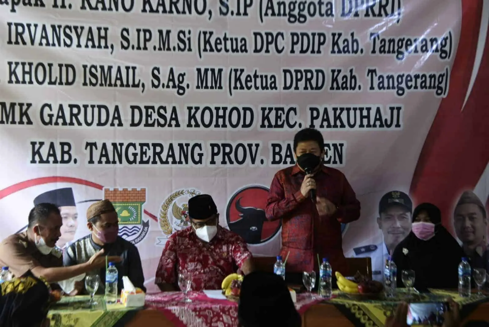 Ketua DPC PDI Perjuangan Kabupaten Tangerang Irvansyah saat memberikan sambutannya dalam kegiatan penyaluran bantuan ke Yayasan Cahaya Pesisir Utara pengelola SMK Garuda .