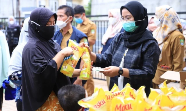 Dijual Rp14 ribu, 4 Ribu Liter Minyak Goreng Ludes Diserbu Warga