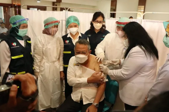 Wali Kota Tangsel Terima Suntik Booster Pertama