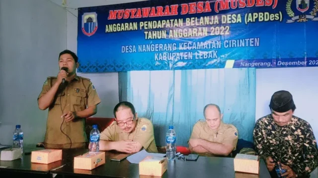 Musyawarah Desa Nangerang, Kecamatan Cirinteun dalam pembahasan APBDes 2022.