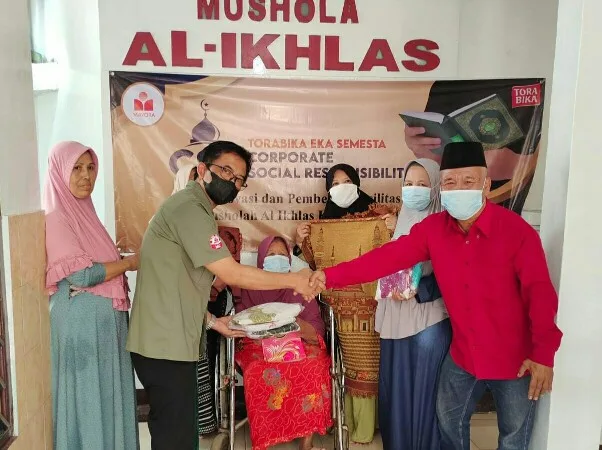 Koordinator CSR PT Torabika Eka Semesta Tedja Yudhono saat menyerahkan bantuan ke warga.