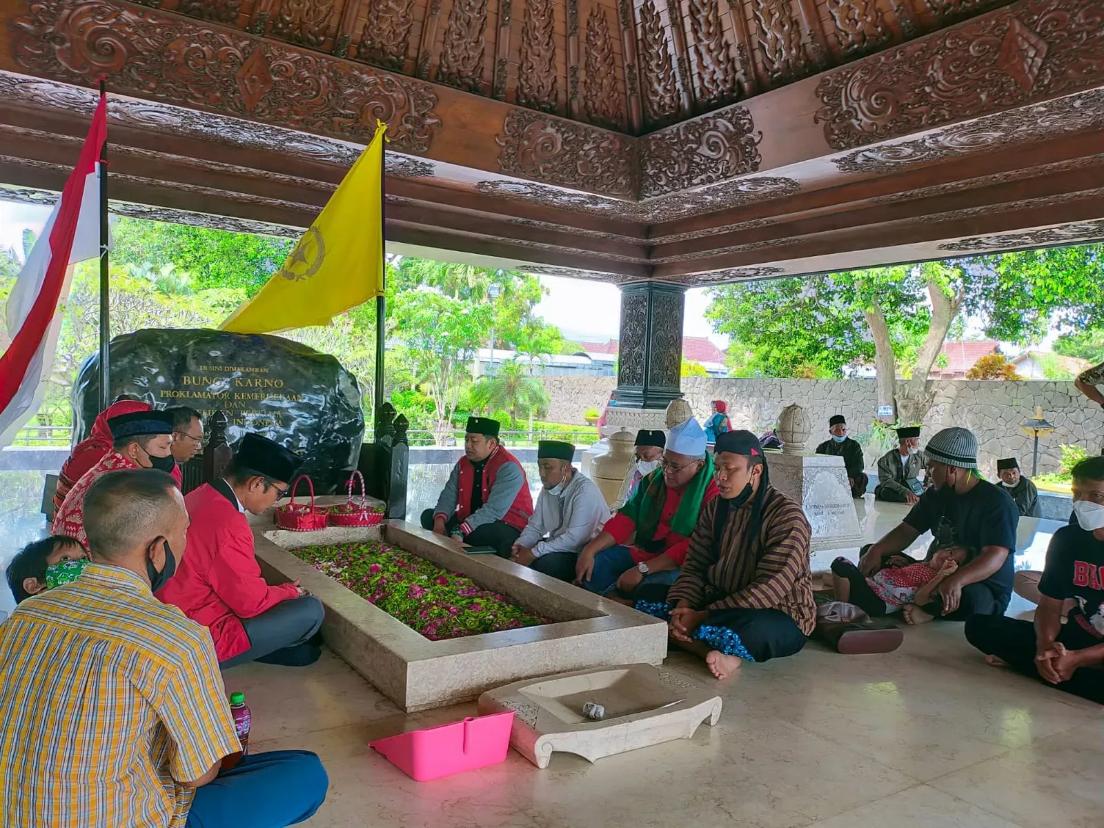 Ketua DPC PDI Perjuangan Kabupaten Tangerang H. Irvansyah Asmat bersama rombongannya saat berdoa di makam Soekarno Proklamator Kemerdekaan RI.