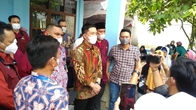 Legislator Moch Hasbi Asyidiki Jayabaya lakukan fungsi pengawasan pada pembagian Kartu Sembako di Kecamatan Kalanganyar besera Pihak Kementerian Sosial, pada Jum'at (04/02/2022).