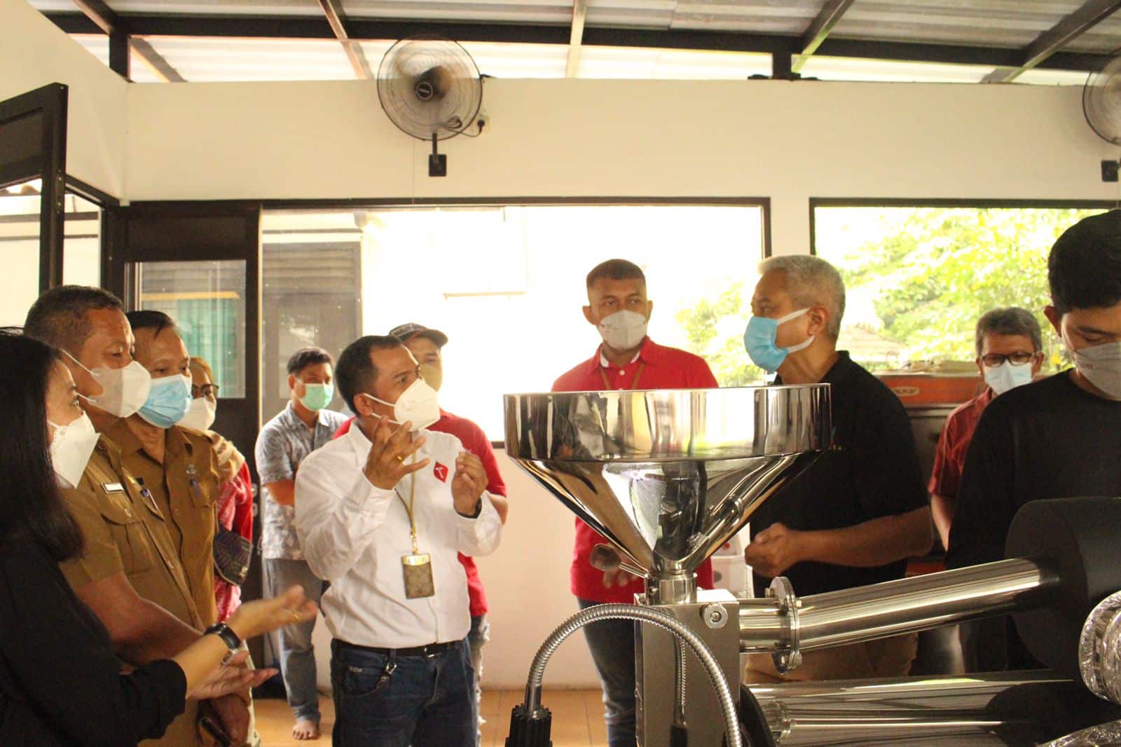 Perkuat Digitalisasi UMKM, Telkomsel Serahkan Mesin Roasting Kopi dan Gelar Pelatihan