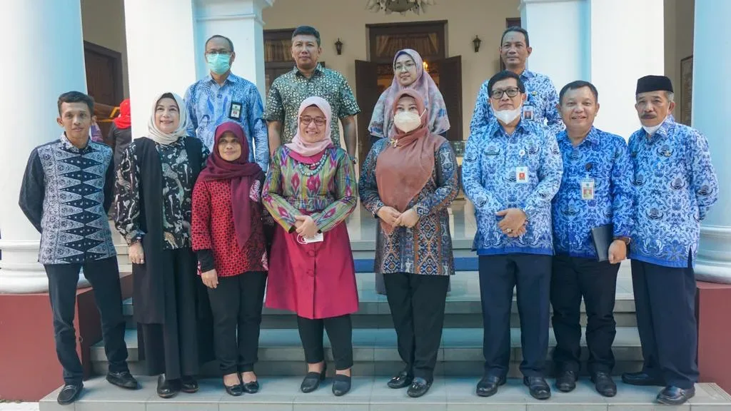 Bupati Pandeglang Irna Narulita saat bersama Nuning Srirejeki Wulandari Kepala Kanwil DJKN Prov Banten serta jajarannya.