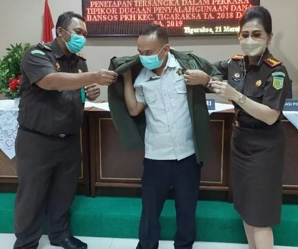 Kepala Kejaksaan Negeri Kabupaten Tangerang Nova Elida Saragih Bersama Kasi Intelijen Nana Lukmana saat memberikan seragam ke Ketua PWI Kabupaten Tangerang, Sangki Wahyudin.