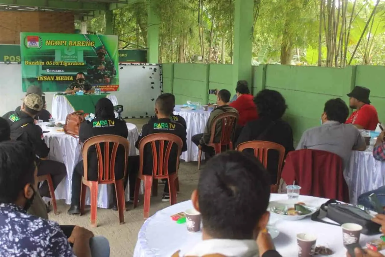 Komandan Kodim (Dandim) 0510/Tigaraksa Letkol Inf Bangun IE Siregar bersama para jurnalis.