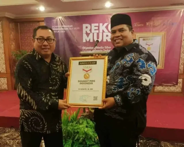 Bupati Padang Pariaman Raih Penghargaan Sahabat Pers Indonesia dari SMSI