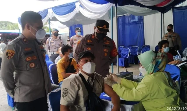 Polsek Karawaci Suntik 500 Kuota Vaksinasi Covid-19 Bagi Pegawai FIF dan Warga