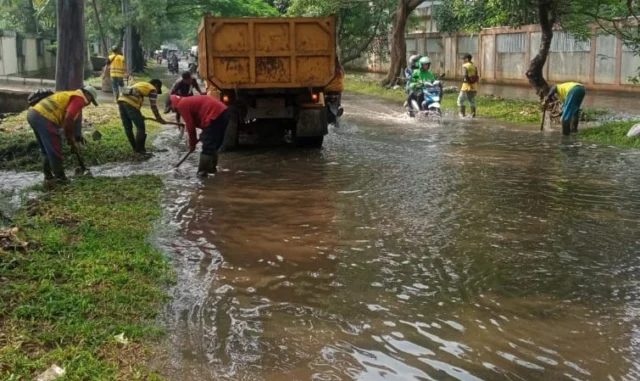 Genangan, PUPR Kota Tangerang Terjunkan 150 Petugas hingga Pompa Air