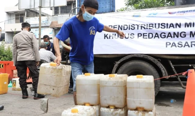 Langka, 10 Ton Minyak Goreng Curah Didistribusikan di Pasar Anyar Tangerang Dijual Rp 14Ribu Perliter