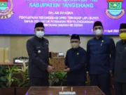 Bupati Tangerang, A. Zaki Iskandar saat menerima dokumen rekomendasi DPRD.