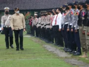 Bupati Tangerang Ahmed Zaki Iskandar saat memimpin apel gelar pasukan Operasi Ketupat Maung Tahun 2022 Polresta Tangerang.