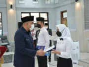 Bupati Tangerang A. Zaki Iskandar saat menyerahkan SK pengangkatan CPNS.