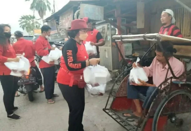 Kader PDI Perjuangan Kabupaten Tangerang saat membagi-bagikan makanan takjil ke tukang becak.