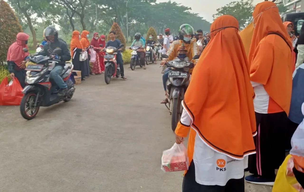 Para kader PKS Kabupaten Tangerang saat memberikan makanan takjil ke warga.