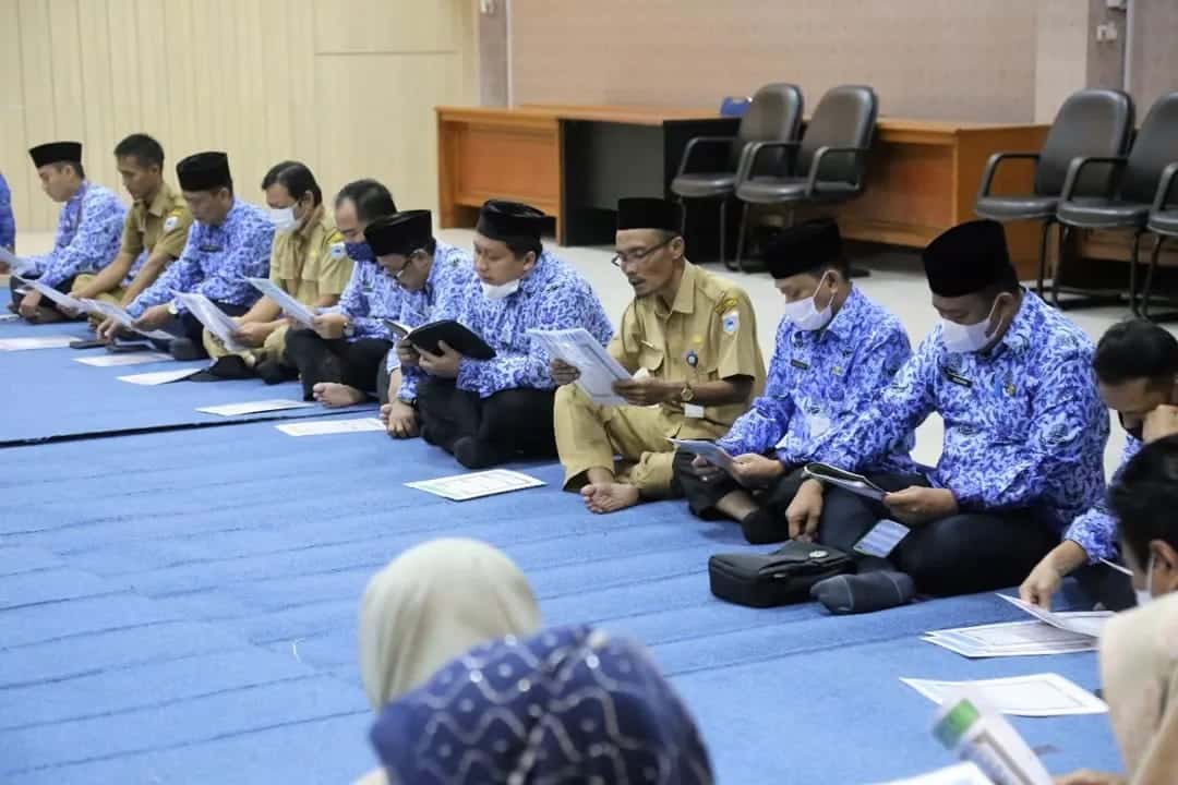 PNS Pemkab Pandeglang saat mengaji Al Qur'an.