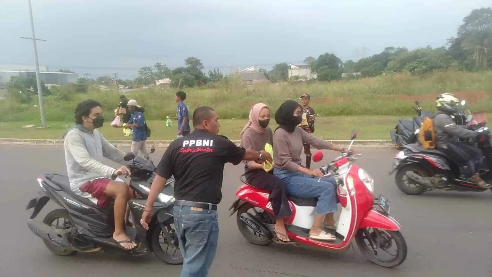 Anggota Ormas saat membagikan Takjil ke pengguna jalan.