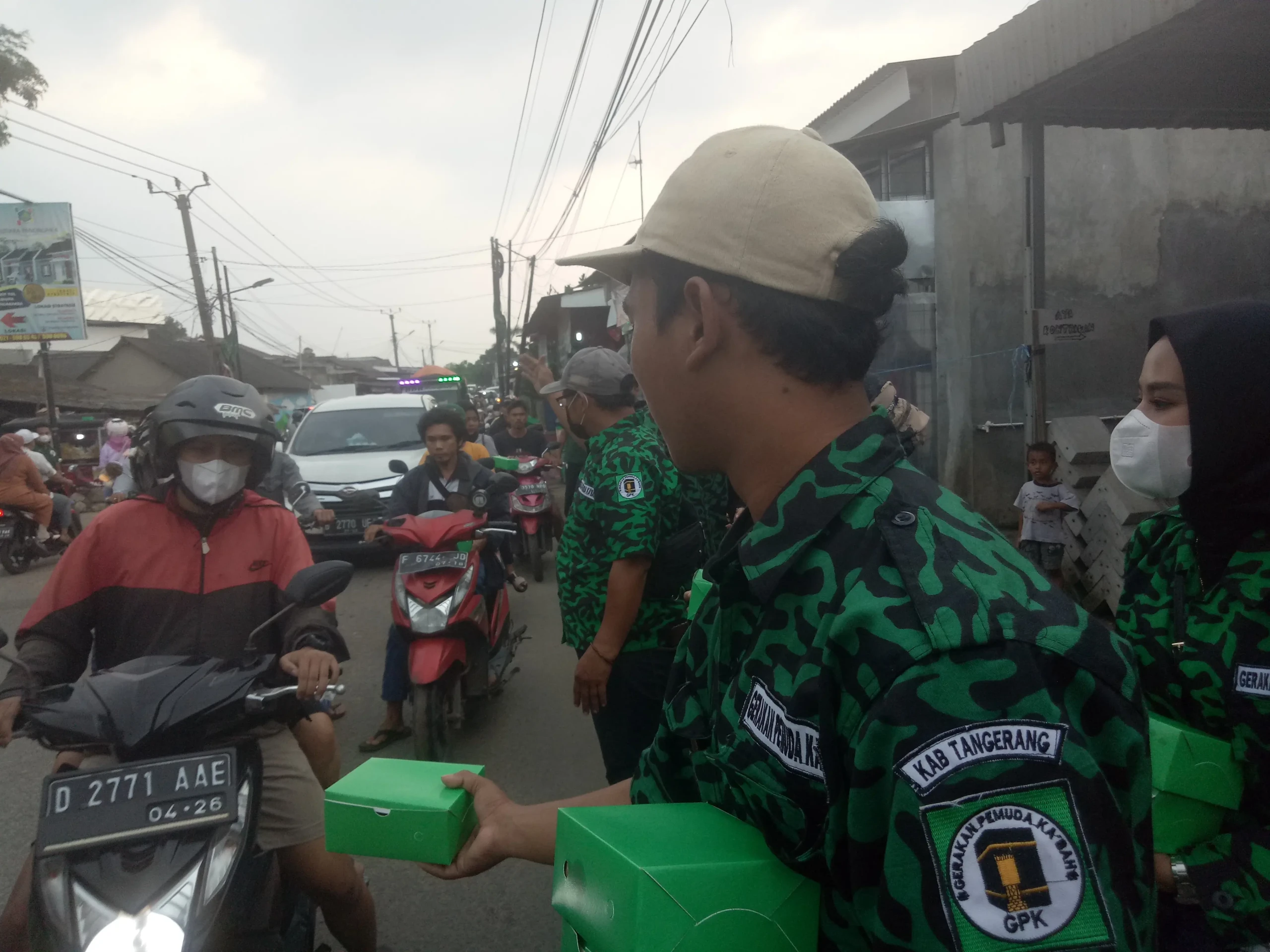 Pengurus GPK sayap DPC PPP Kabupaten Tangerang saat memberikan takjil kepada para pengguna jalan.