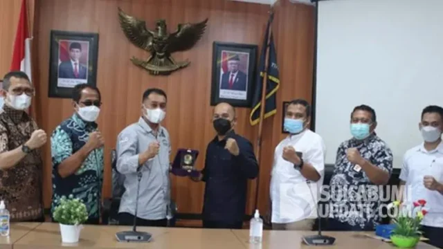 Wakil Ketua DPRD Kabupaten Tangerang Aditya Wijaya beserta kepala sub bagian serta staf saat bersama jajaran direksi Perumda AM TJM. (Sukabumiupdate.com)