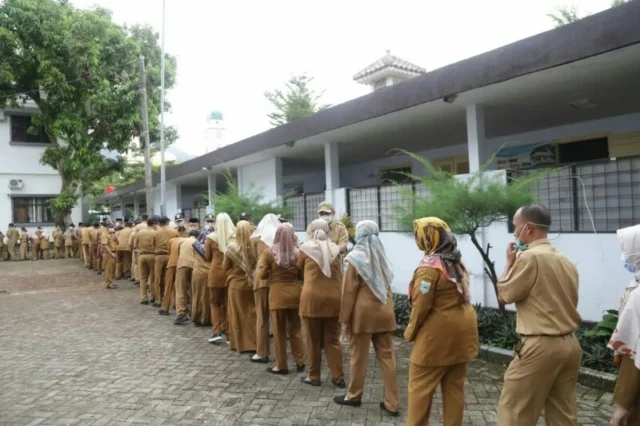 Momen halal bihalal Idul Fitri di apel pagi Sekretariat Daerah (Setda) Pandeglang, Senin (9/4/2022).