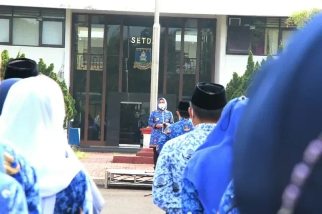 Tampak Bupati Serang Ratu Tatu Chasanah saat menjadi Pembina Upacara Hari Kesadaran Nasional yang dirangkai dengan Hari Pendidikan Nasional (Hardiknas) Tahun 2022.