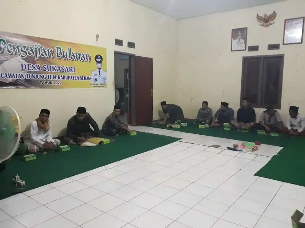 Kegiatan pengajian di kantor Pemerintah Desa Sukasari Kecamatan Tunjung Teja, Kabupaten Serang.