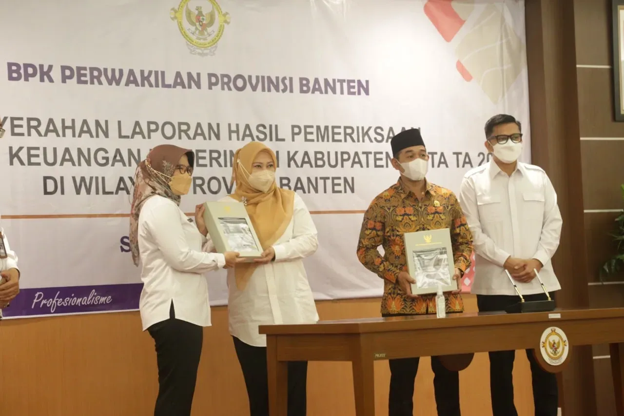 Bupati Pandeglang Irna Narulita saat menerima piagam penghargaan WTP di Kantor BPK RI Perwakilan Provinsi Banten, Rabu (25/5/2022).