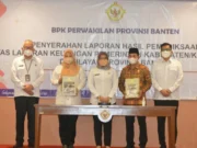 Bupati Pandeglang Irna Narulita saat menerima piagam penghargaan WTP di Kantor BPK RI Perwakilan Provinsi Banten, Rabu (25/5/2022).