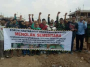 Warga kampung Pasirandu saat mendatangi proyek pembangunan perumahan Cendana Park.